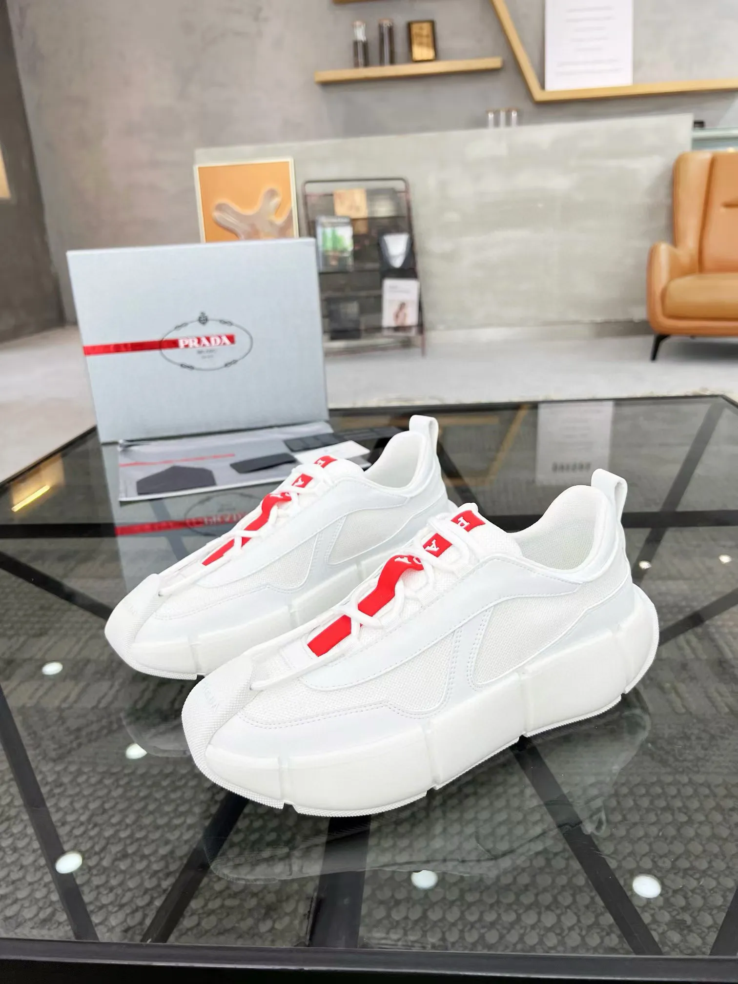 Factory price: 480💰Prada new men's leather sports shoes, the highest version on the market, any comparison is welcome🆚! The original leather has excellent texture and is super high-end! Fetal sheep net lining imported from Italy, removable pad! Luxurious materials and fine workmanship, highly recommended! Code number: 38-44, customized 45